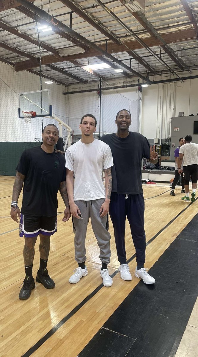 SeanBoy (@nayseanbaisy) on Twitter photo Hometeam official🤘🏽! Good bumpski w/ my big brothers <a href="/JCrossover/">🏁 Jamal Crawford</a> <a href="/isaiahthomas/">Isaiah Thomas</a> used to dream I could be like these dudes, look @ me now ! Hometeam official🤘🏽! Good bumpski w/ my big brothers <a href="/JCrossover/">🏁 Jamal Crawford</a> <a href="/isaiahthomas/">Isaiah Thomas</a> used to dream I could be like these dudes, look @ me now !