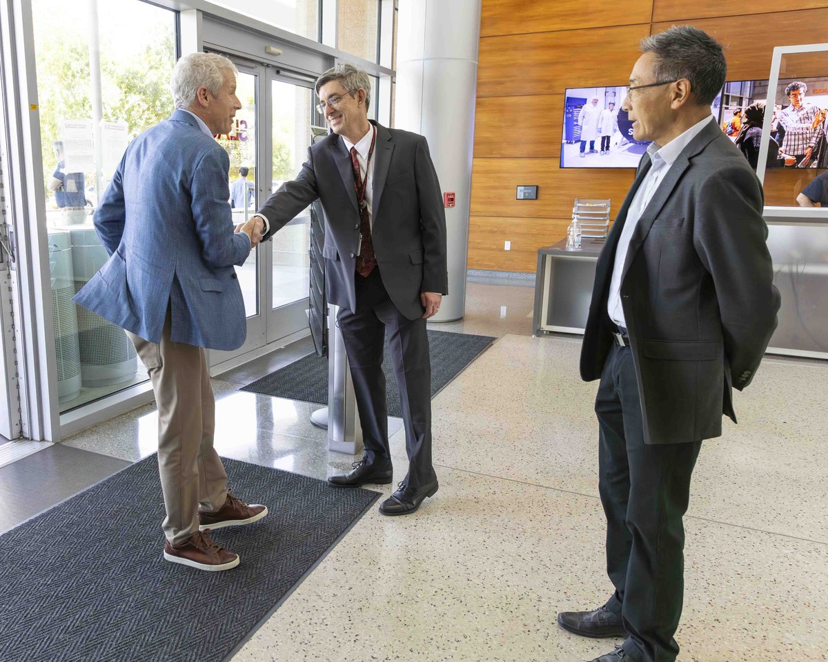 Welcome <a href="/ENERGY/">U.S. Department of Energy</a> <a href="/SecretaryWright/">Secretary Chris Wright</a> to SLAC!

We’ll be sharing updates from the visit as we tour cutting-edge facilities &amp; meet experts in X-ray &amp; ultrafast science, fusion energy, quantum information science &amp; microelectronics, &amp; the physics of the universe!