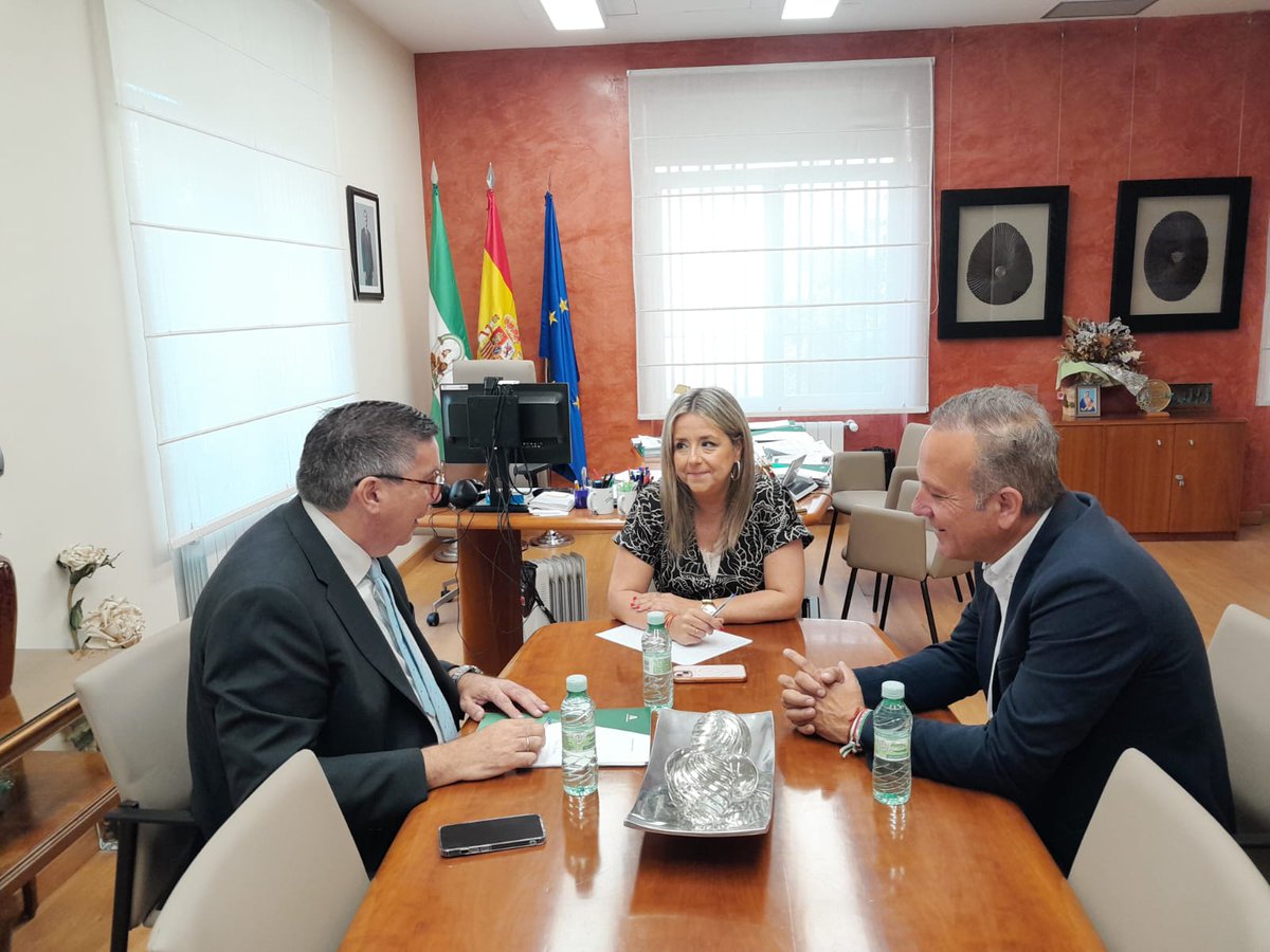 Junta Jaén (@jaenjunta) on Twitter photo La delegada territorial de <a href="/saludand/">Consejería de Salud y Consumo</a>, <a href="/eggonzalez78/">Elenagg</a>, ha mantenido un encuentro con el alcalde de Arquillos, Miguel Ángel Manrique, para abordar la incorporación, el próximo día 1 de junio, del nuevo médico de Atención Primaria que ofrecerá atención sanitaria en esta localidad. La delegada territorial de <a href="/saludand/">Consejería de Salud y Consumo</a>, <a href="/eggonzalez78/">Elenagg</a>, ha mantenido un encuentro con el alcalde de Arquillos, Miguel Ángel Manrique, para abordar la incorporación, el próximo día 1 de junio, del nuevo médico de Atención Primaria que ofrecerá atención sanitaria en esta localidad.