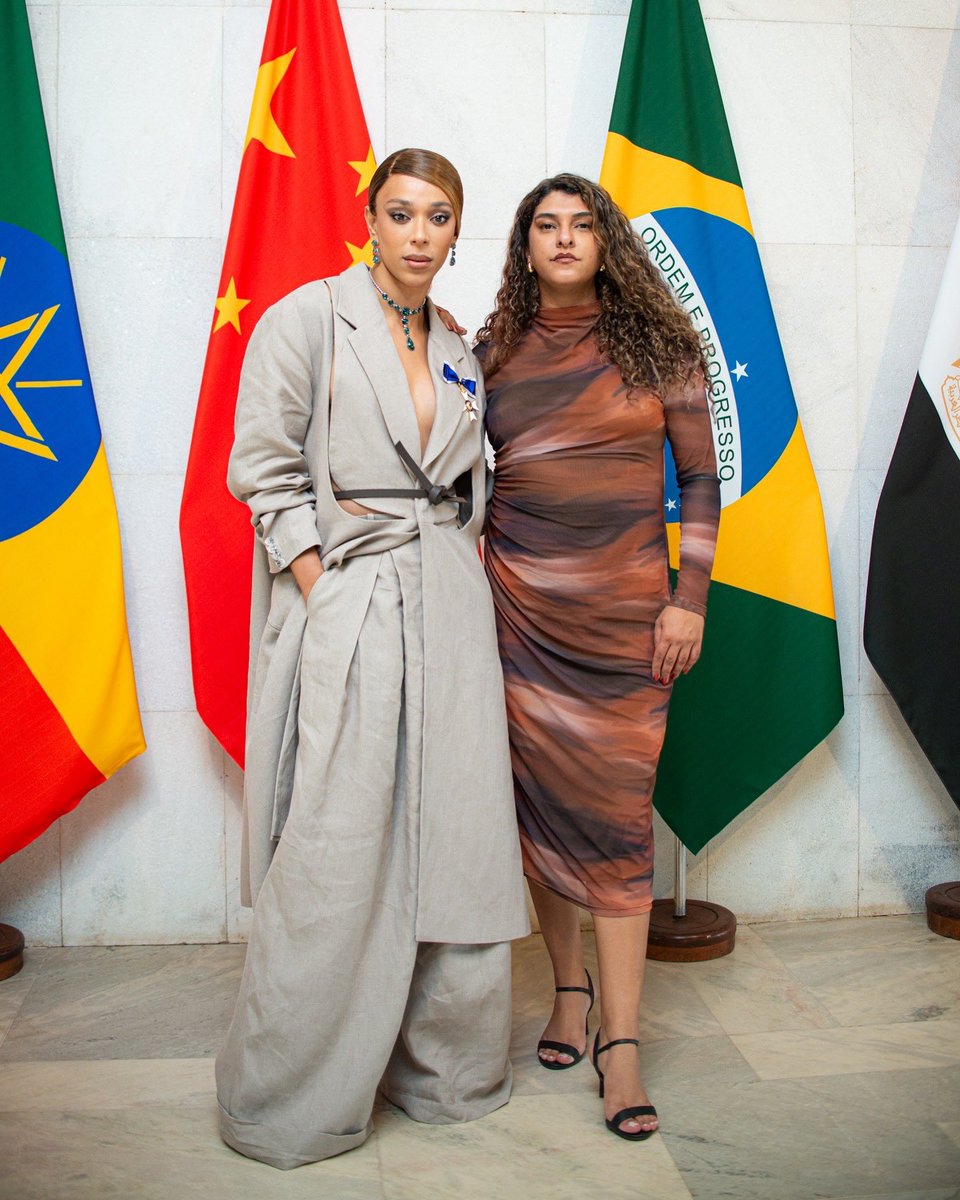 Estive hoje em Brasília, para o evento que condecorou minha amiga e referência Erika Hilton Grande Oficial da Ordem de Rio Branco, a maior honraria do Ministério das Relações Exteriores.

Mais que isso, tive o enorme prazer de, em nome do Presidente <a href="/LulaOficial/">Lula</a>, colocar a