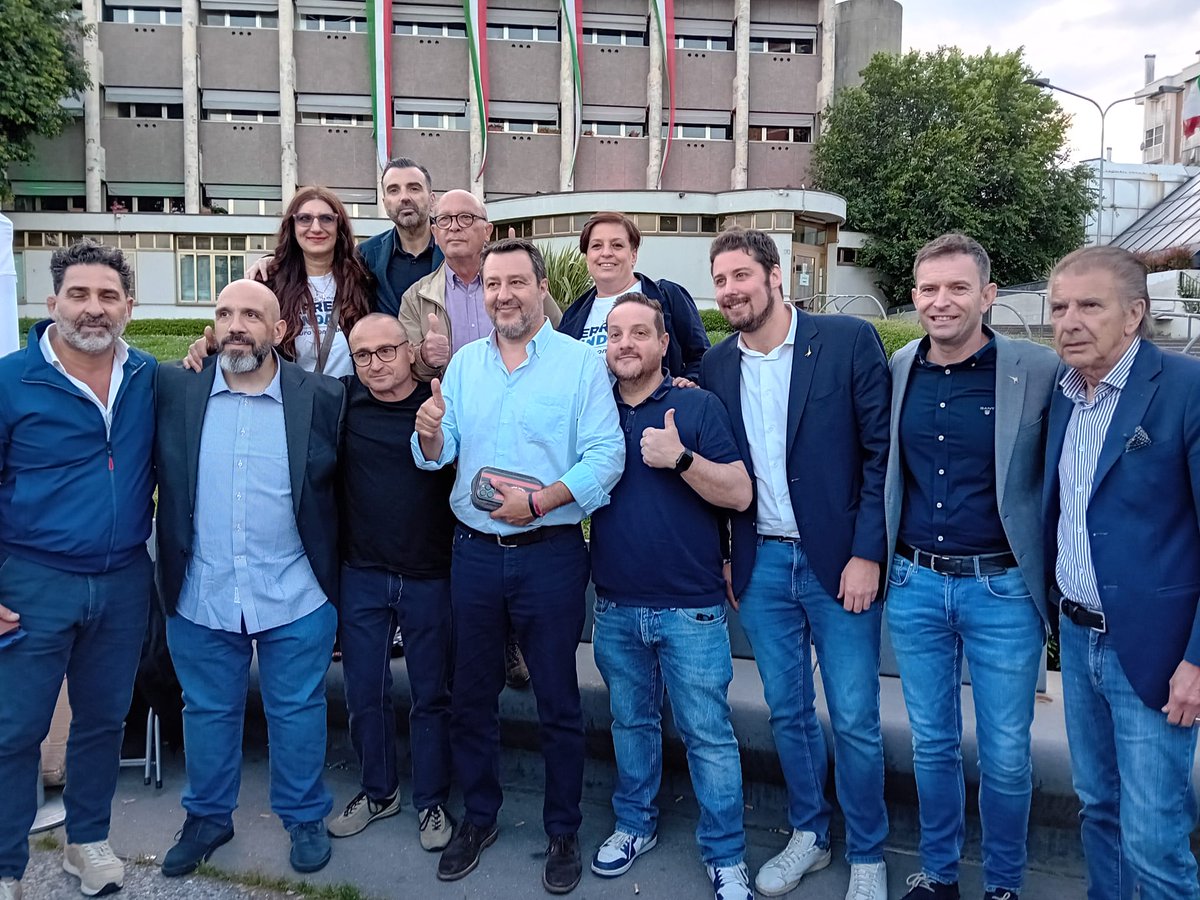 CrisPerazzolo's tweet photo. Una strepitosa chiusura di campagna elettorale con Matteo Salvini e altri esponenti del nostro movimento. E ora andiamo a vincere. 
#legaRozzano #FerrettiSindaco
#amministrative2025
#avantiinsieme https://t.co/1EPe9zSH74