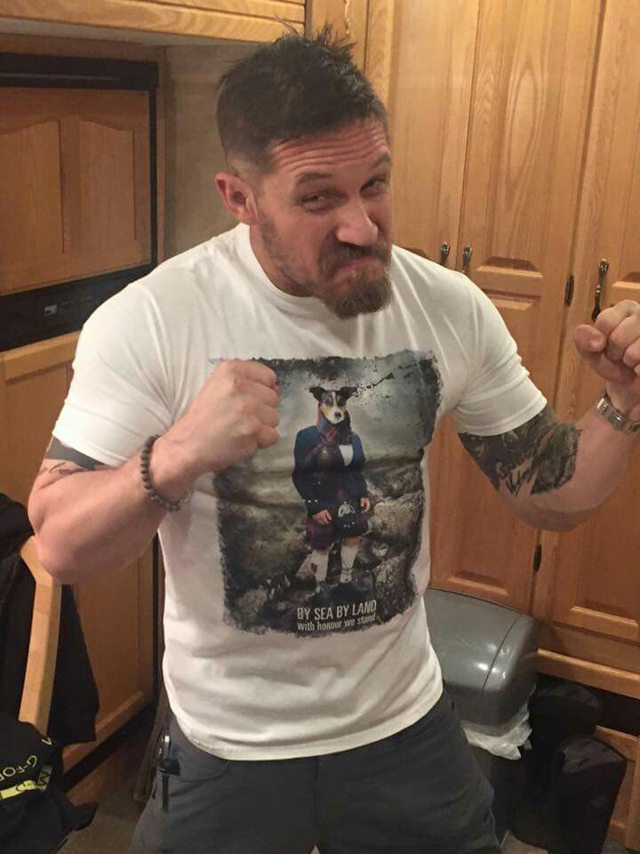 acragularfoe's tweet image. i know he's clenching them butt cheeks