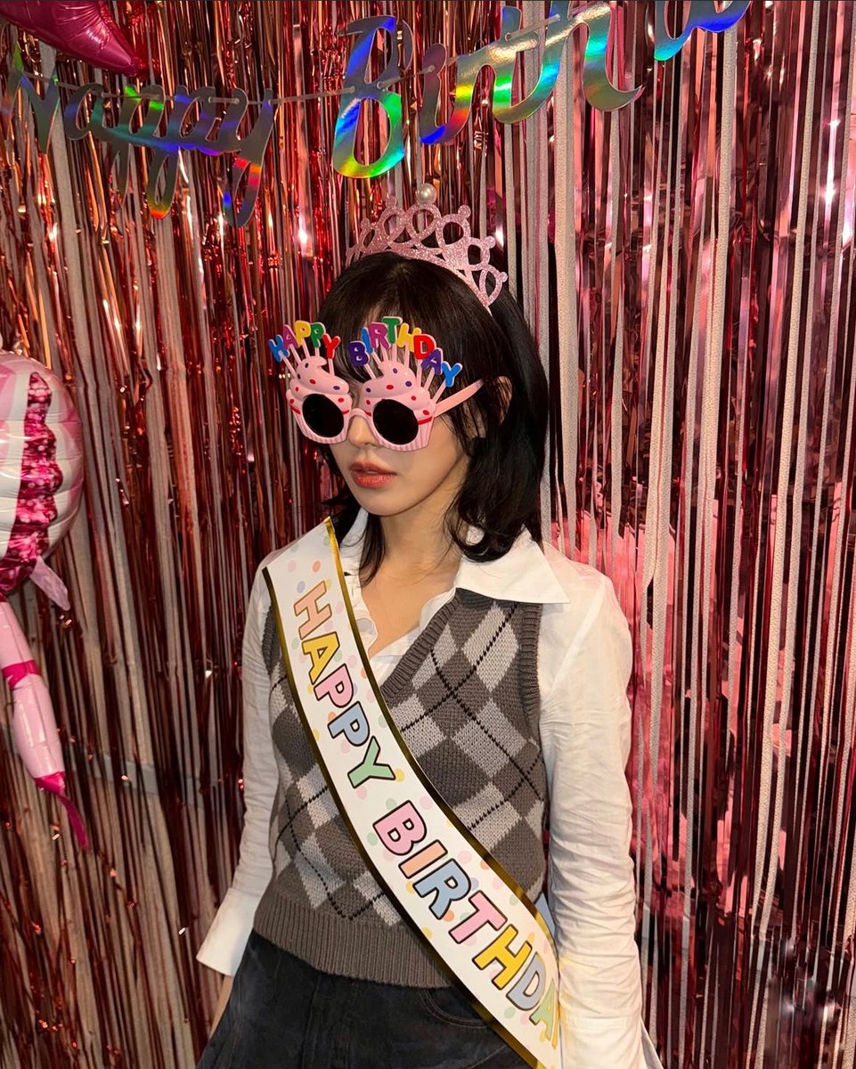 PatriFIor's tweet photo. queen of the party duo🥂 #rvsc #reveluvselcaday https://t.co/KapPjYBqqT