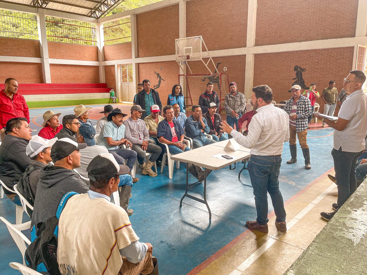 AgenciaTierras's tweet photo. Llegar a La Salina, Casanare una tierra que años atrás no se podía visitar por culpa del conflicto, hoy es símbolo de esperanza.

Allí conformamos el duodécimo Comité Municipal de Reforma Agraria del departamento, con el acompañamiento de la @ONU_es y la @ADR_Colombia. Seguimos trabajando por una Reforma Agraria justa y equitativa, porque el campo es nuestra mayor riqueza. 🌾🤝

#SomosReformaAgraria