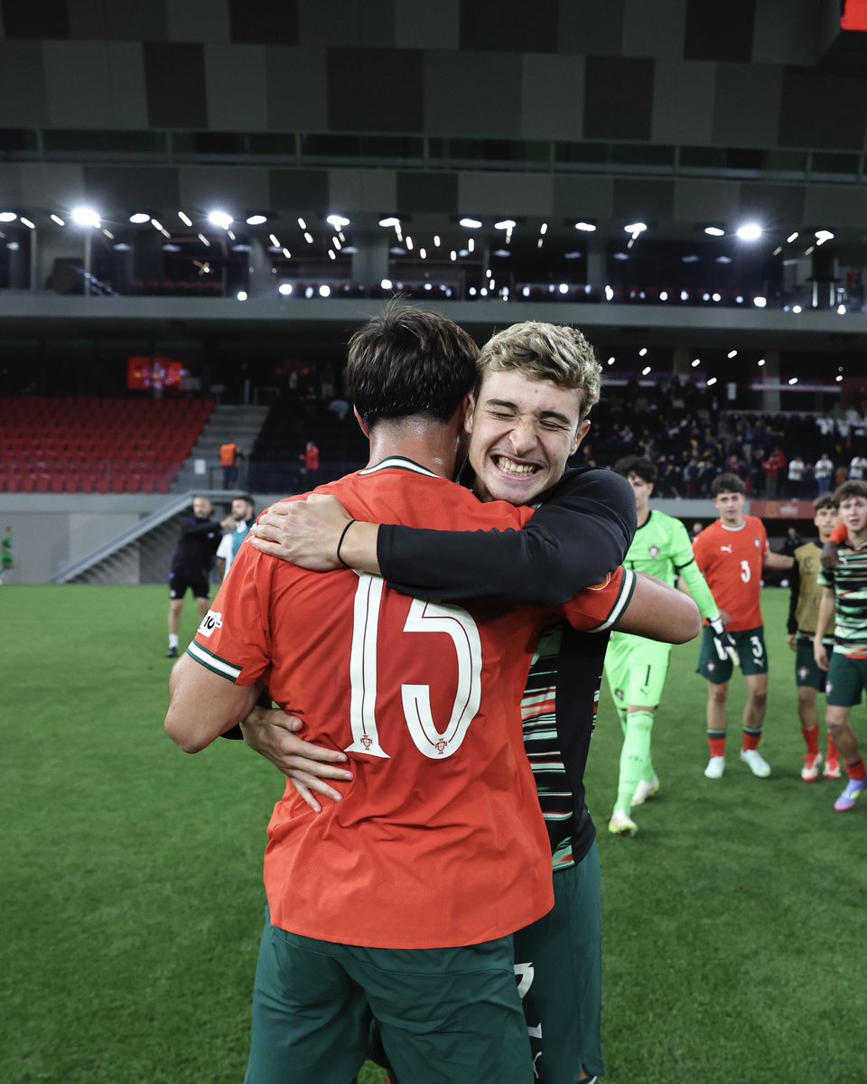 Vamoooooooos! 🇵🇹

Seleção Sub-17 vence (2-1) a 🇩🇪 e garante a passagem às meias-finais do Europeu! 

Romário Cunha foi titular nos lusos.

#PorMaisFuturo