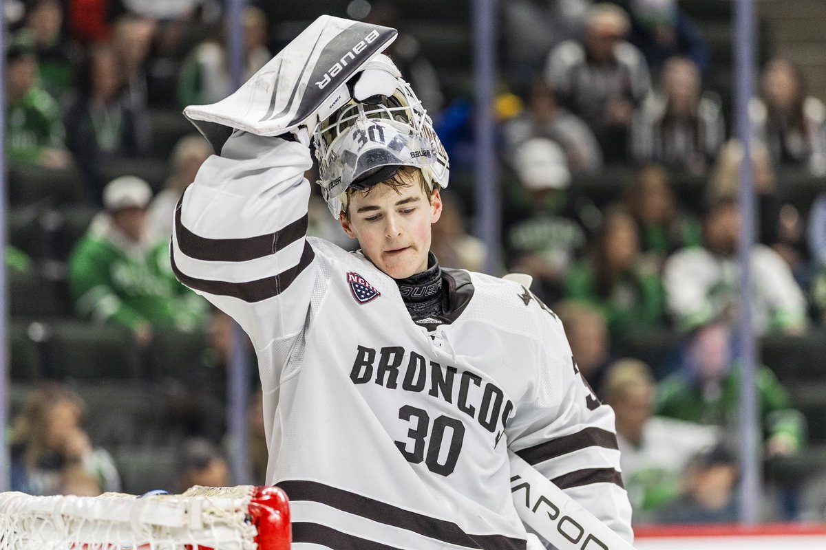 Not a bad year for Warroad’s Hampton Slukynsky:

-Clark Cup champ ✔️
-IIHF World JR champ ✔️
-NCAA champ ✔️
-IIHF World champ ✔️

💍 💍 💍 💍