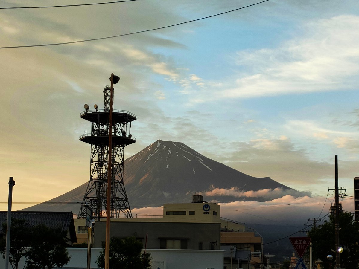 mimasuya_coffee's tweet photo. おはようございます🗻
昨日の夕方の富士山
もう夏の富士山だね
(*'-'*)ﾉ"🗻🌳🍀 https://t.co/sZRk1IEZeV