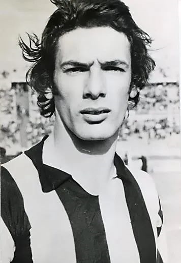 HistoriaCAP's tweet image. 🗓️#UnDíaComoHoy de 1975, @OficialCAP vencía 2-1 a Montevideo Wanderers por el Campeonato Uruguayo.
🏟️Centenario.
⚽Fernando Morena 47'
⚽Lorenzo Unánue 55'
⭐El partido se disputó el día del casamiento de Fernando Morena, quien no solo jugó, sino que anotó un gol.