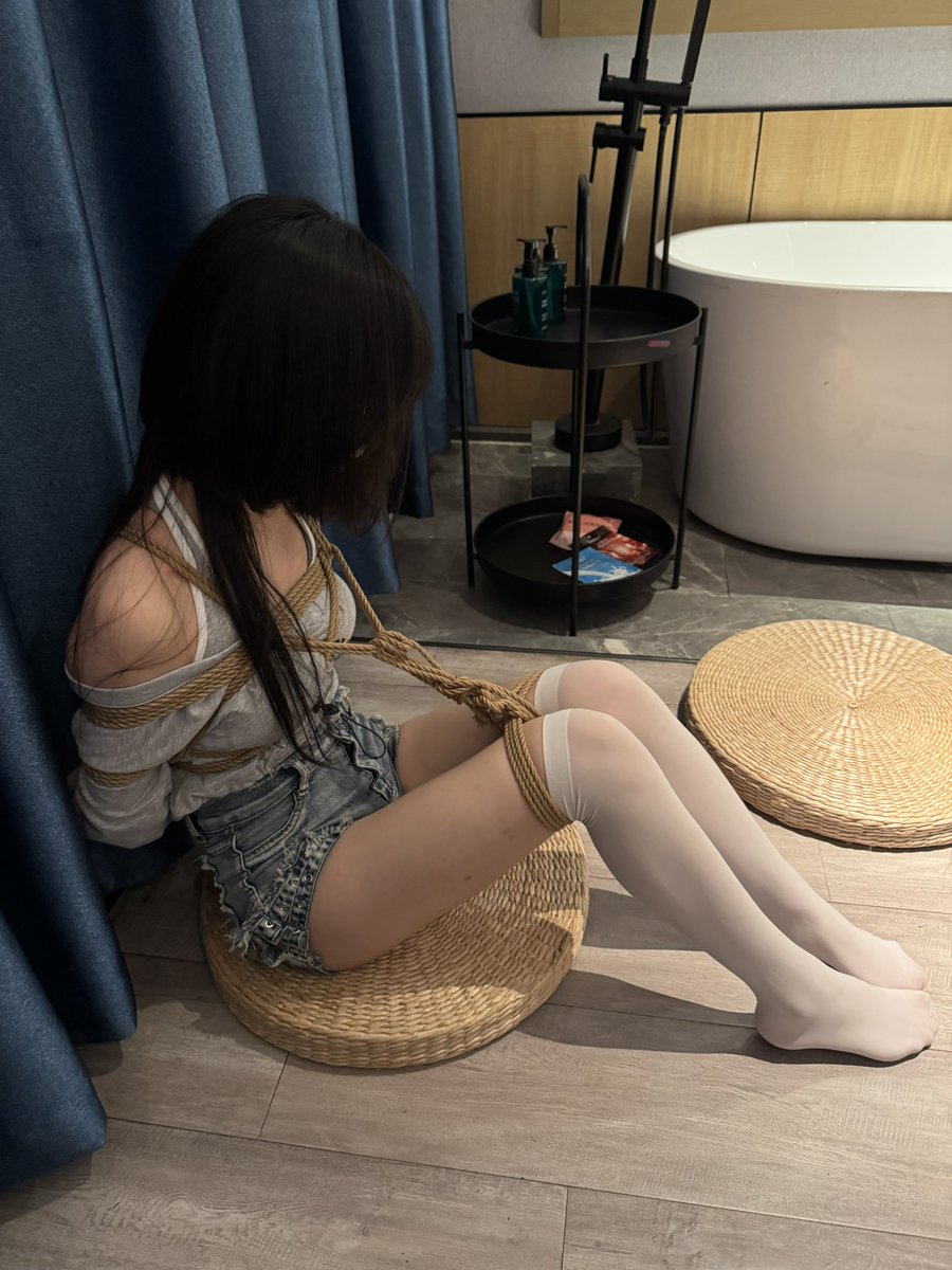 "当世界被阴影笼罩，愿每个灵魂都能挣脱束缚，寻到属于自己的光。"