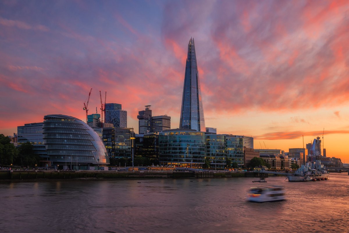 This evening’s sunset over London 💙
