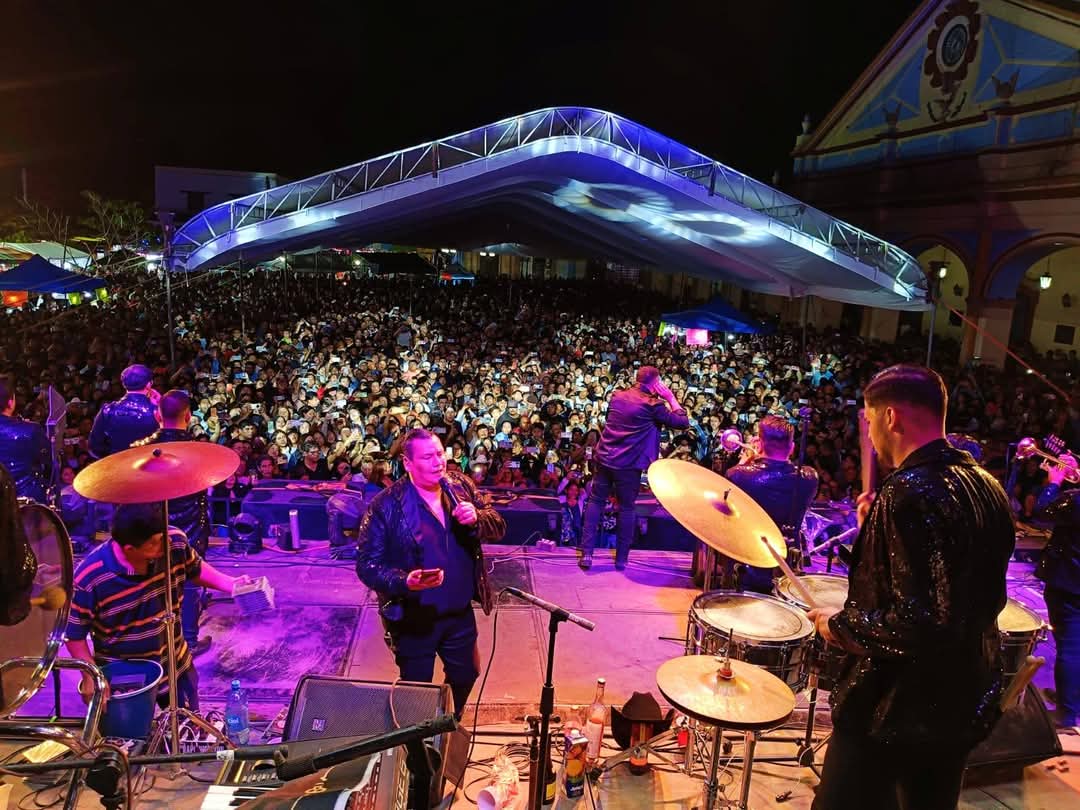 TeamAlcarazOF's tweet photo. @ClaudioAlcaraz  cautiva al público Ocoteco con más de 5000 personas la explanada Municipal luce llena.

Ocotlan de Morelos Oaxaca

#ClaudioAlcaraz #ElSeñorDeLosFiestones https://t.co/XsbOG98cLK