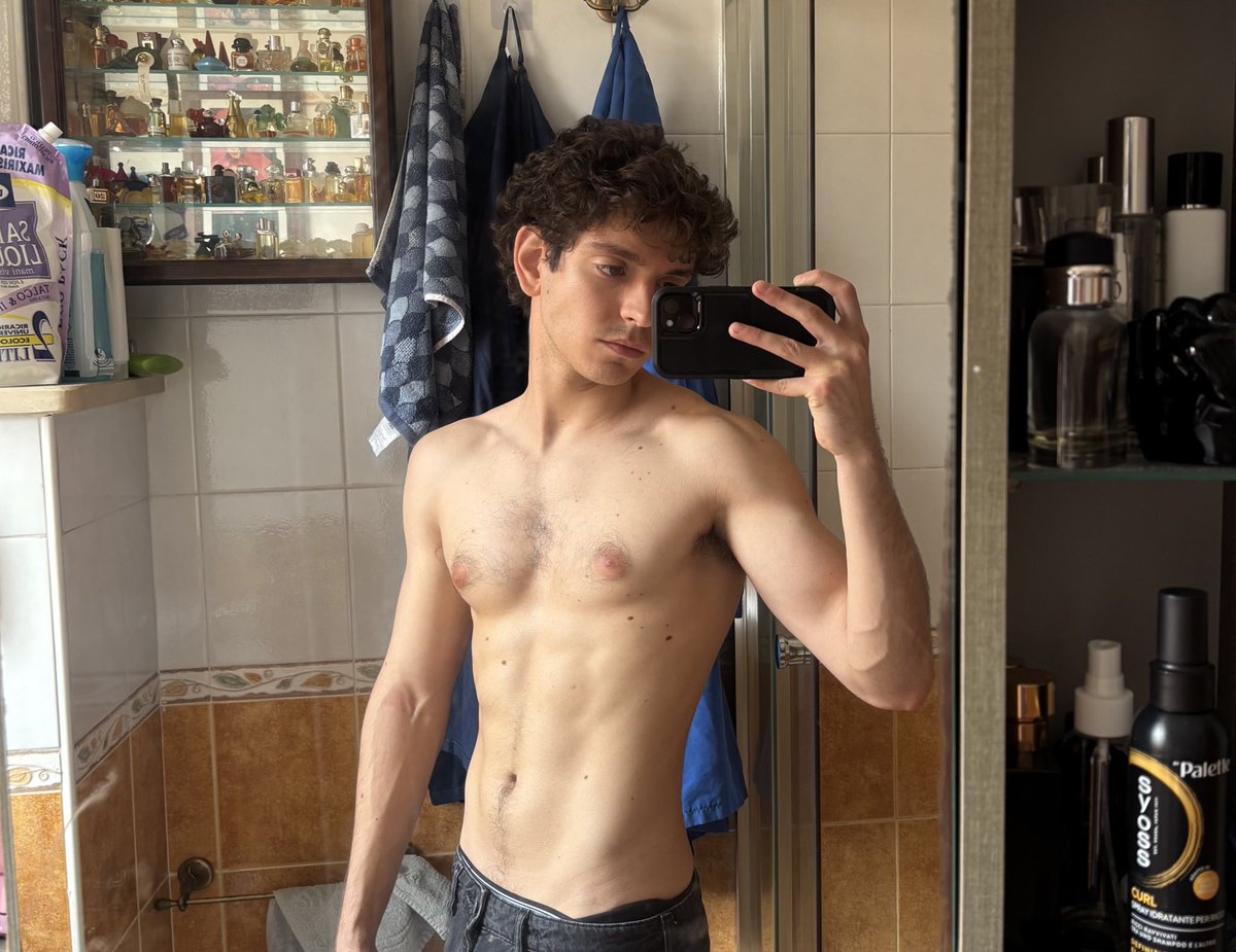 rixcalzo's tweet photo. Qualcuno mi può fare la scheda della palestra x favore? https://t.co/wabzpEbtCF