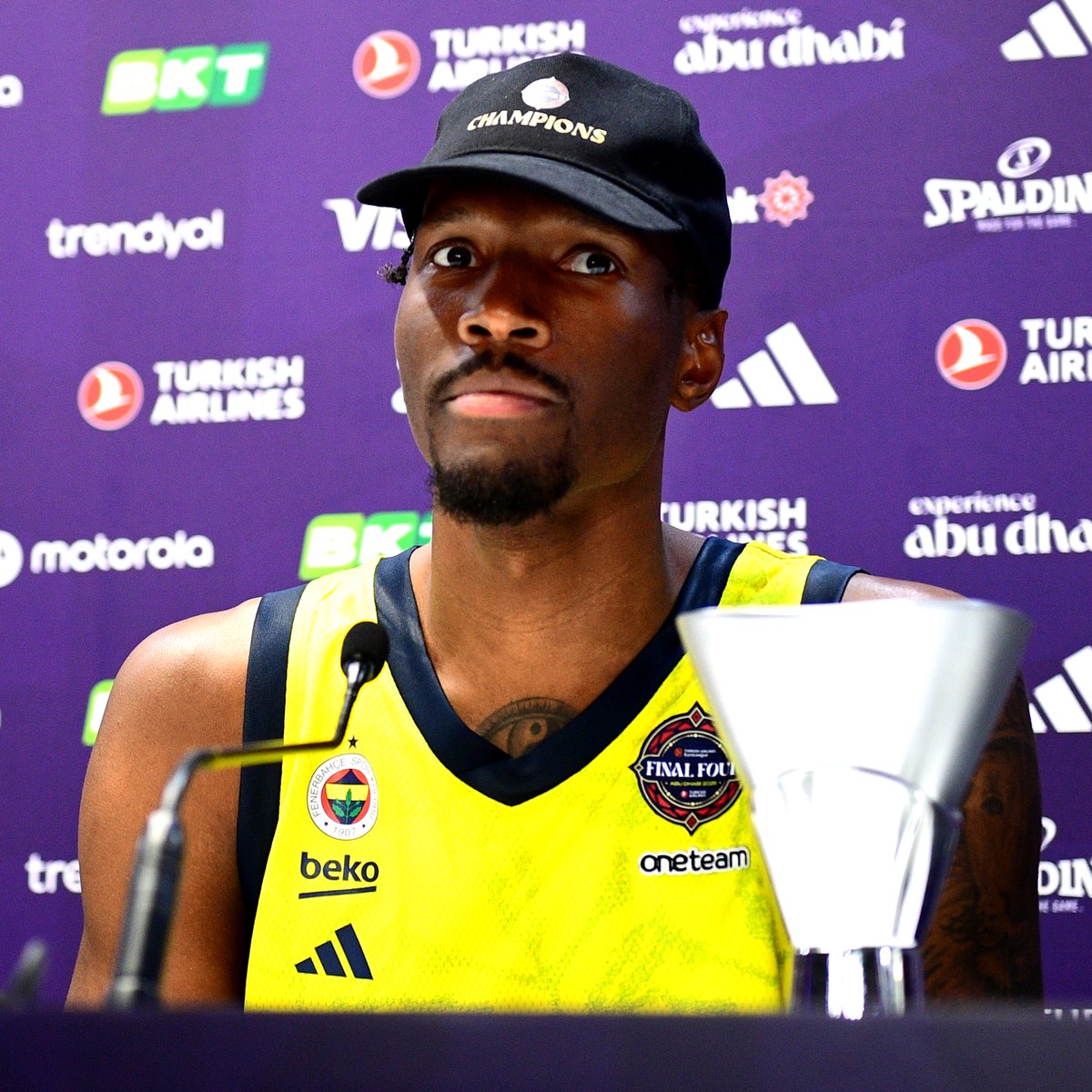 TekYolFener's tweet photo. Nigel Hayes-Davis, finalden bir gün önce idolü Kobe Bryant'a attığı Instagram mesajını paylaştı:

"Naber Kobe? Yarın akşam EuroLeague finali var ve tek düşündüğüm şey 'acaba Kobe olsa ne yapardı?' Açıkçası halen aramızda olsaydın yarın sen de finalde olurdun diye hissediyorum.

Seninle kolejdeyken tanışmıştım. Son senendi ve Bucks'a karşı oynadığınız bir maçtan sonraydı. Her basketbolcu gibi ben de sana 'bir gün senin gibi olmak istediğimi' söylemiştim.

Sen ise bana 'çok çalışmaya devam edersen olabilirsin' demiştin. Basit bir cümleydi ama hayatımı değiştirdi. Hatta bu sözü ekran resmim yaptım. Bazı röportajlarımda senin sözlerini kullandım. 'Mamba mantalitesi' ruhu sonsuza dek yaşamaya devam edecek.

Yarın şampiyon olduktan ve MVP seçildikten sonra bu mesajı paylaşacağım. Belki bu mesajım başkalarına ilham verebilir, tıpkı senin zamanında bana ilham verdiğin gibi.

Bu mesaja cevap veremeyeceğini biliyorum, yine de her şey için teşekkür ederim."
