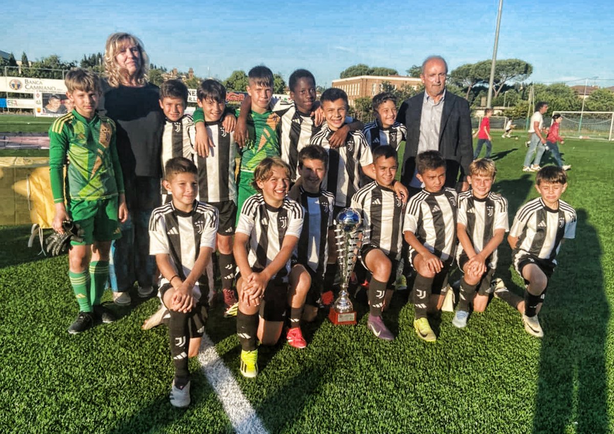 GiovaniBN's tweet photo. 🏆 #Juventus, i Pulcini 2014 (#Under11) di Mr. Cara primi classificati al Memorial "Riccardo Neri e Alessio Ferramosca".
GIRONE
✅ 7-0 🆚 #Bologna
✅ 5-0 🆚 #Castelfiorentino
FINALE
✅ 0-0 (5-4 d.c.r.) 🆚 #Sassuolo
🏅 Victor #Ciani premiato come capocannoniere del torneo 👏 https://t.co/7zpEbjtRgI