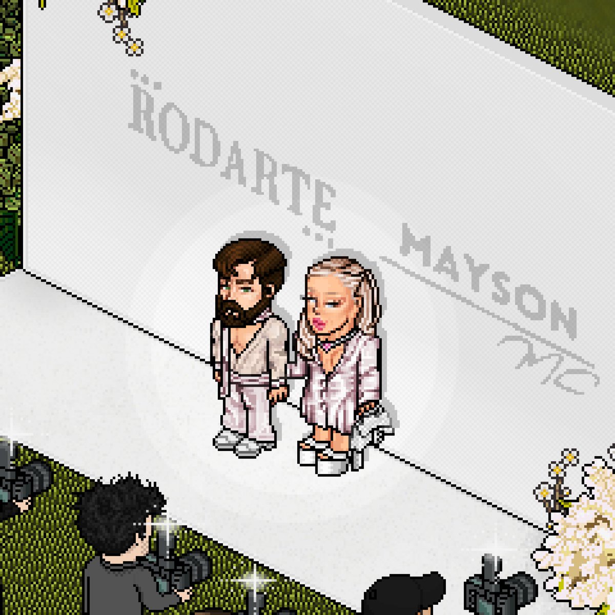 Prontinhos para o desfile da nova coleção: “Veil, Tulle &amp; Lace”, uma collab <a href="/rodartehb/">RODARTE 🎨</a> x Mayson! 💐✨

É daqui a pouco, às 20h, no Habblet Hotel. 👰‍♂️

<a href="/Apollo_Romanni/">Apollo.Romanni</a> 💞