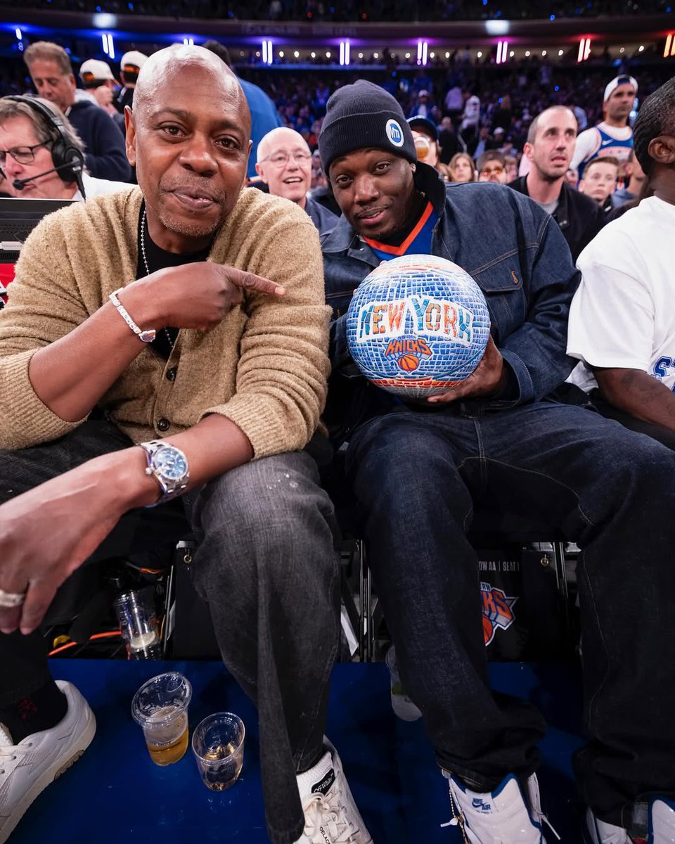 funnieststandup's tweet image. #MichaelChe meets up with #DaveChappelle #BenStiller and #TimotheeChalamet at the #Knicks game‼️📸