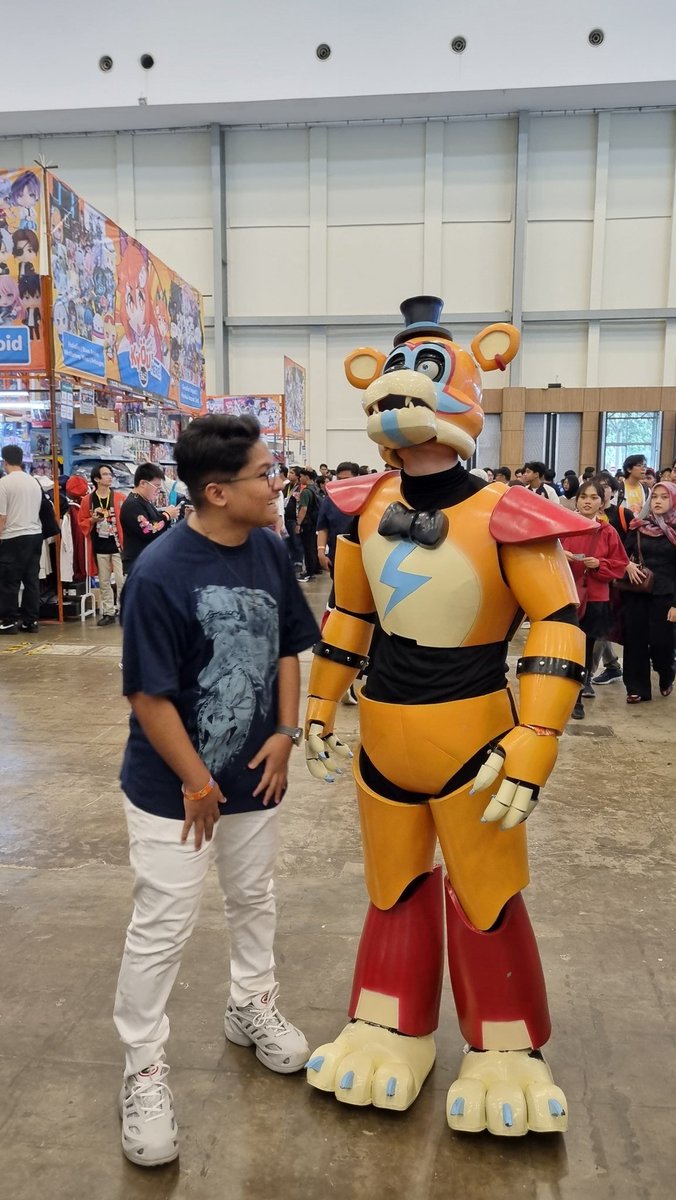 vhanputra_'s tweet photo. UPDATE : 

Ketemu lagi dengan koh hans, dengan kostum yang lebih gokil dari sebelum wkwkwk

*fotonya mode candid dikit 🤣 https://t.co/VqizdEGhuo