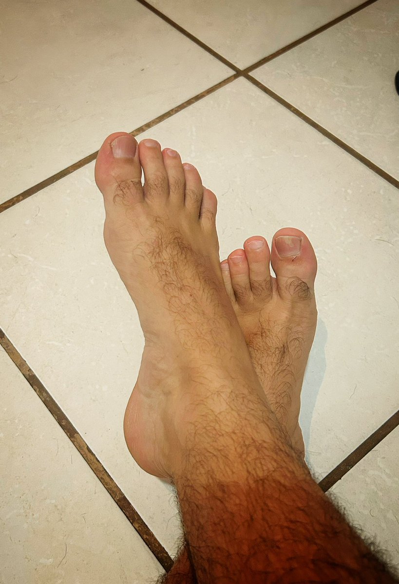 Sigilinho101's tweet photo. Galera que gosta de um pé de macho, o meu tá aprovado ? 

#fetiche #podolatria #foot https://t.co/9B5B8cnKhd