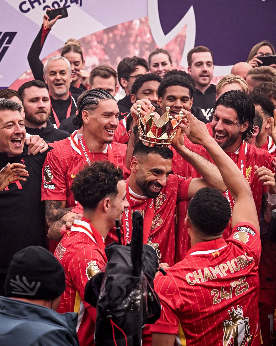 لا يوجد أي لاعب في التاريخ فاز بلقب هداف البريميرليج أكثر من صلاح (٤)
لا يوجد أي لاعب في التاريخ سجل وصنع أهدافًا في موسم واحد من البريميرليج أكثر من صلاح (٤٧)
صلاح هو أول لاعب يفوز بلقب الهداف ولقب أفضل صانع ألعاب لأكثر من موسم
البريميرليج كله أساطير. لكن فيه ملك واحد: محمد صلاح