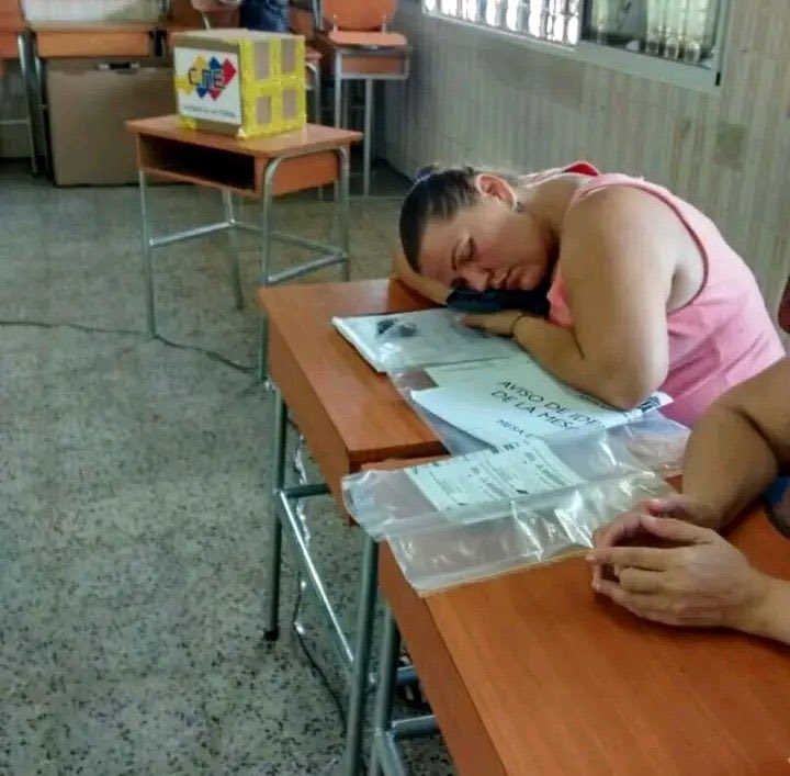 melania0880's tweet image. La emoción electoral era tanta que uno no sabía si votar… o echarse una siestica. Spoiler: eligió la siestica.
#25M