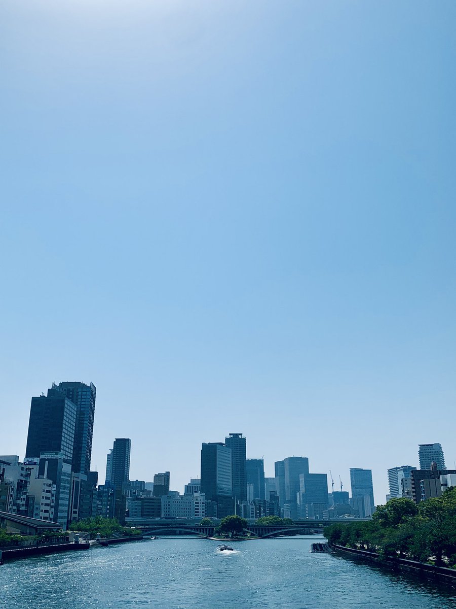 青空は　君の笑顔　やさしさ　希望💙
#0000ff