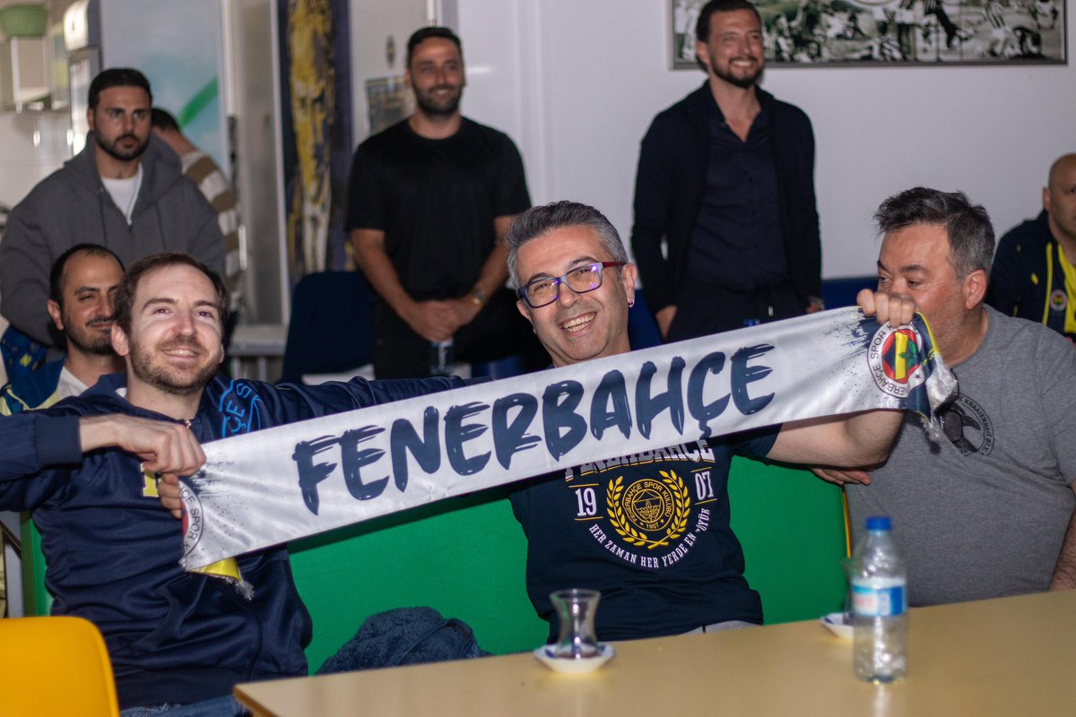 HFBD2000's tweet photo. Şampiyon kupasını kaldırdı, tarih yazıldı! 🏆

Avrupa'nın en büyüğü, dünyanın en güzel takımı FENERBAHÇE!

#Kenetleniyoruz #EuroLeague #Fenerbahçe #FenerbahceBeko #FinalFour2025 #HollandaFenerbahçelilerDerneği https://t.co/3R3q6HG1OL