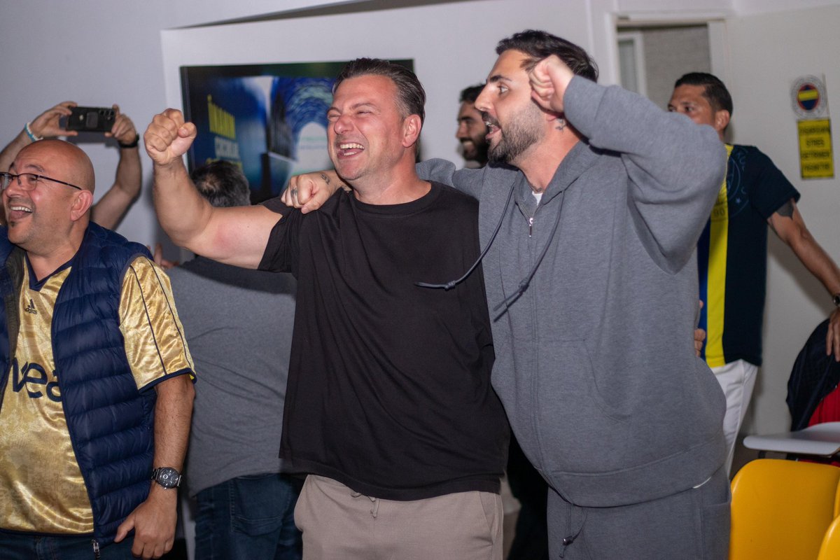 HFBD2000's tweet photo. Şampiyon kupasını kaldırdı, tarih yazıldı! 🏆

Avrupa'nın en büyüğü, dünyanın en güzel takımı FENERBAHÇE!

#Kenetleniyoruz #EuroLeague #Fenerbahçe #FenerbahceBeko #FinalFour2025 #HollandaFenerbahçelilerDerneği https://t.co/3R3q6HG1OL