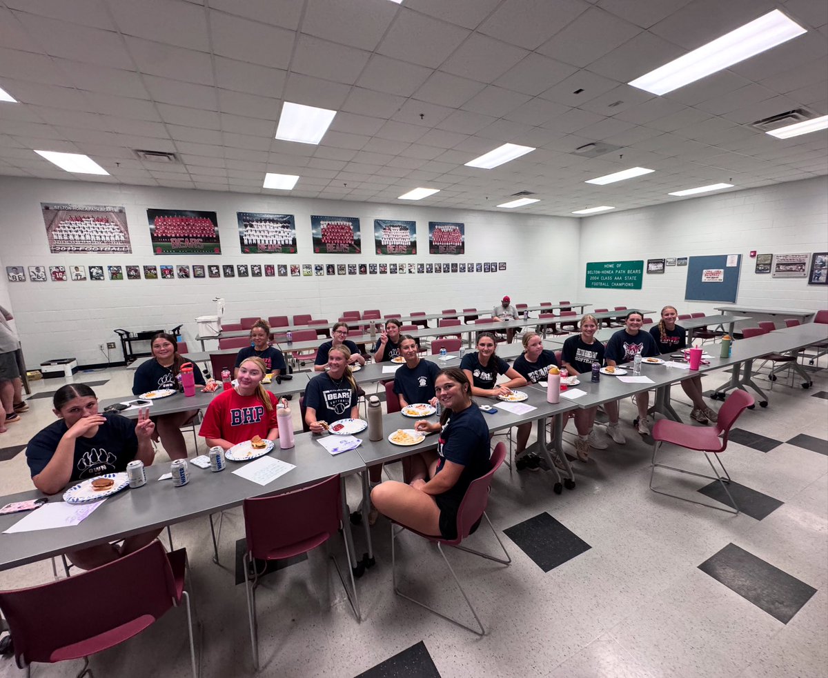 Team dinner before our send off to the AAA STATE CHAMPIONSHIP! Thank you to all of our softball parents who help support and make things like this possible!❤️🐻 #OwnIt #Chasefor2