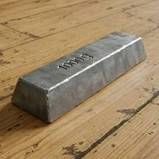 Voici une barre de fer de 1 000 grammes (1 kg), qui ne vaut que 100 dollars à l'état brut.
Transformez-la en fers à cheval et sa valeur grimpe à 250 dollars.
Transformez-la en aiguilles à coudre et sa valeur atteint environ 70 000 dollars.
Transformez-la en ressorts et engrenages