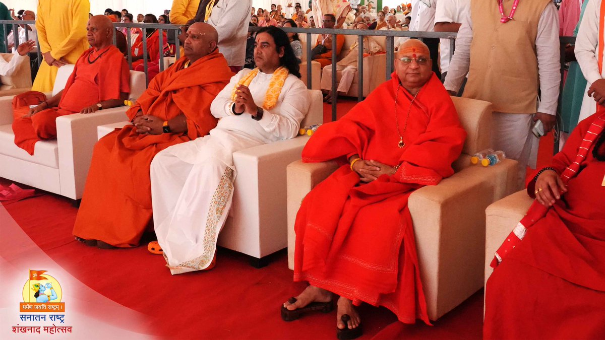 SRSmahotsav's tweet image. Glimpses from the grand Sanatan Rashtra Shankhnad Mahotsav in Goa 🚩

A powerful confluence of Saints, Hindu leaders, devotees, and Dharmayoddhas, united for the cause of Sanatan Dharma.

@GovindaDevGiri @SureshChavhanke @swamibalkanand @kalisenachief @shripadynaik