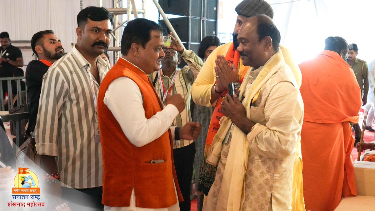 SRSmahotsav's tweet image. Glimpses from the grand Sanatan Rashtra Shankhnad Mahotsav in Goa 🚩

A powerful confluence of Saints, Hindu leaders, devotees, and Dharmayoddhas, united for the cause of Sanatan Dharma.

@GovindaDevGiri @SureshChavhanke @swamibalkanand @kalisenachief @shripadynaik
