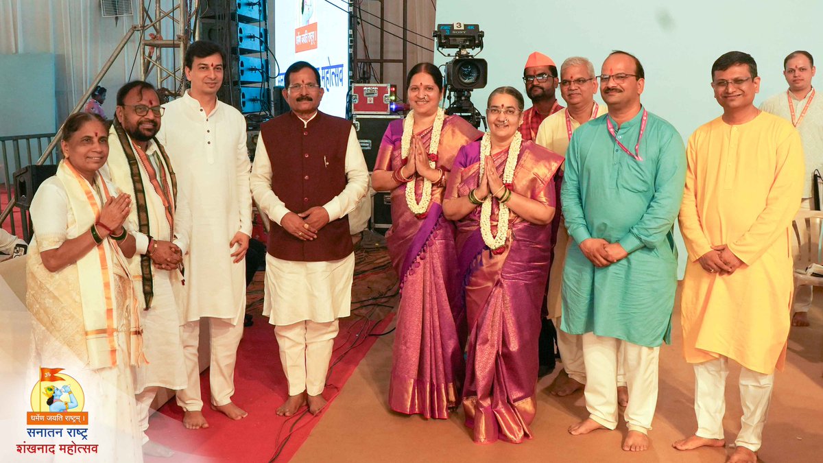 SRSmahotsav's tweet image. Glimpses from the grand Sanatan Rashtra Shankhnad Mahotsav in Goa 🚩

A powerful confluence of Saints, Hindu leaders, devotees, and Dharmayoddhas, united for the cause of Sanatan Dharma.

@GovindaDevGiri @SureshChavhanke @swamibalkanand @kalisenachief @shripadynaik