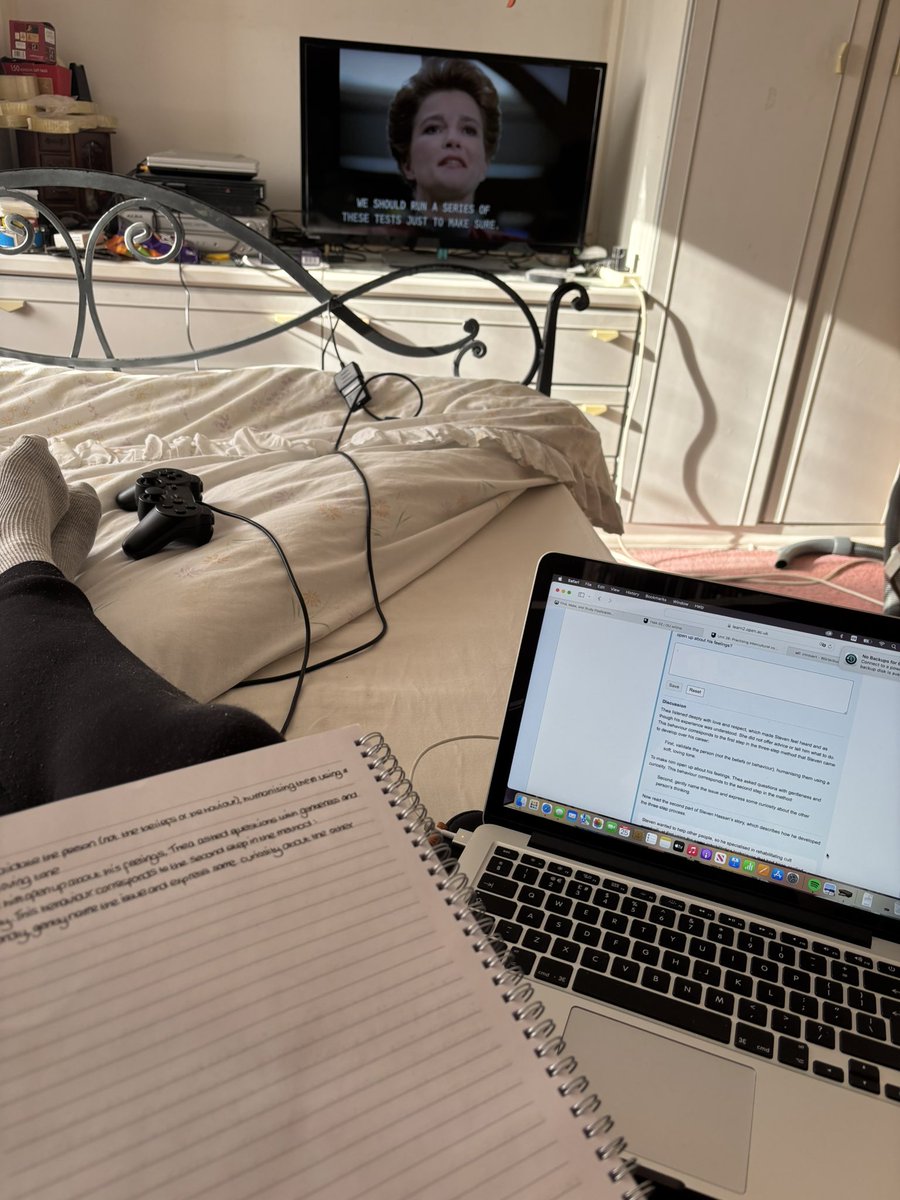 _daisy_doodles_'s tweet photo. Nothing like panic studying while watching Star Trek: Voyager 🤣🤣 https://t.co/EaDk2e1Tm6