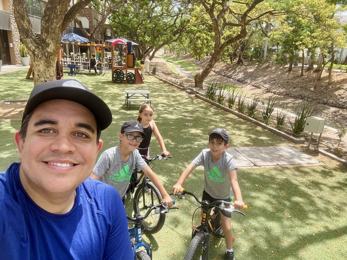 Domingo de rodada con los trillizos y de aquí directo a desayunar 🚴‍♂️🥞😎

¡Te extrañamos Ale! 

¡A disfrutar de la familia, plebes y recargar pila! 💪🔋