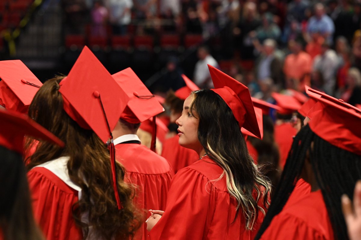 Graduation has started and pretty soon the Links will turn their tassels as alumni of the class of 2025! Watch the livestream at bit.ly/LPSLive.

#GoLinks⛓️