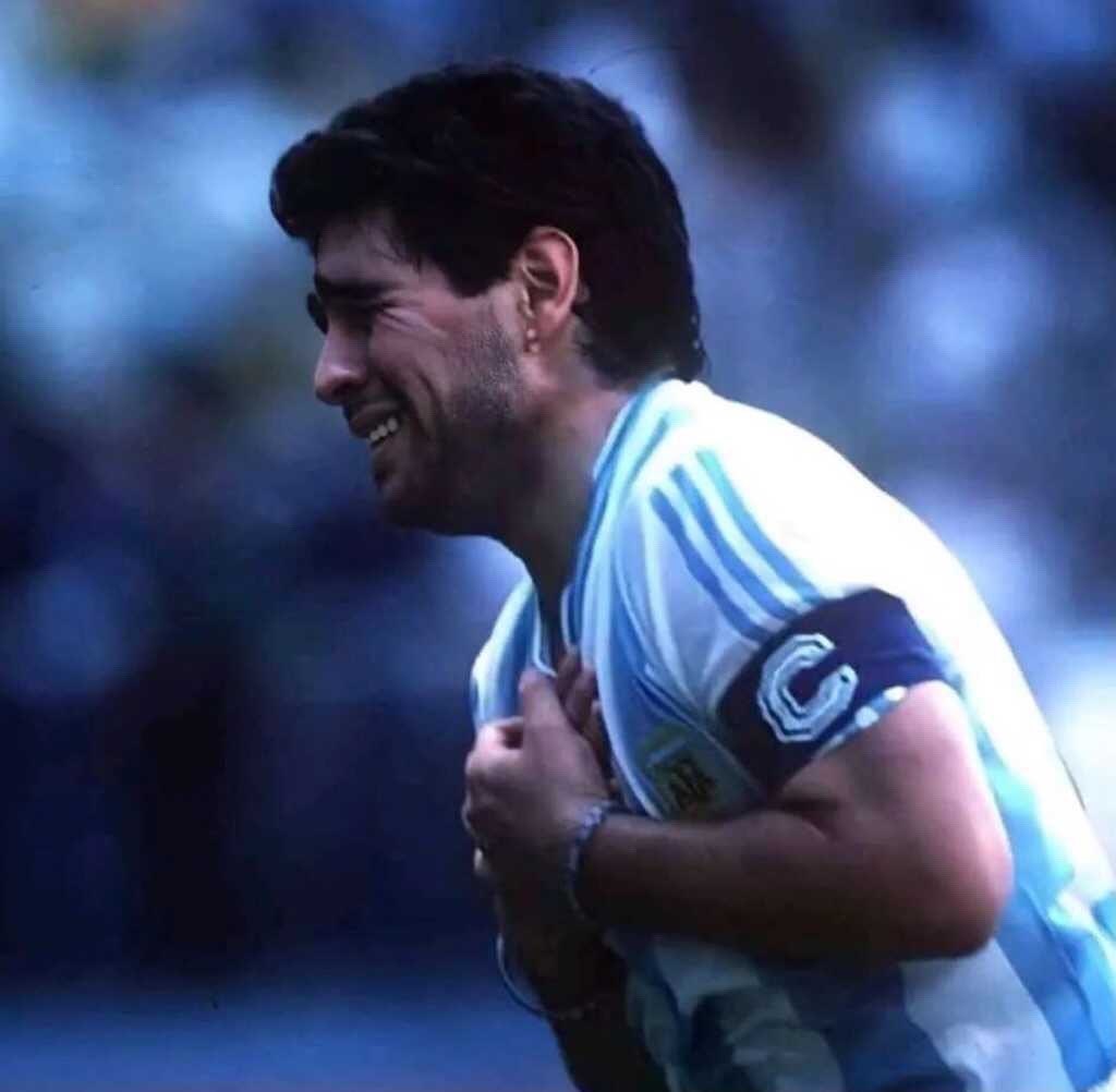 La pelota no se mancha (@diego10querido) on Twitter photo "Que mi país se cure de los malos funcionarios antes que yo del corazón" (2000). "Que mi país se cure de los malos funcionarios antes que yo del corazón" (2000).