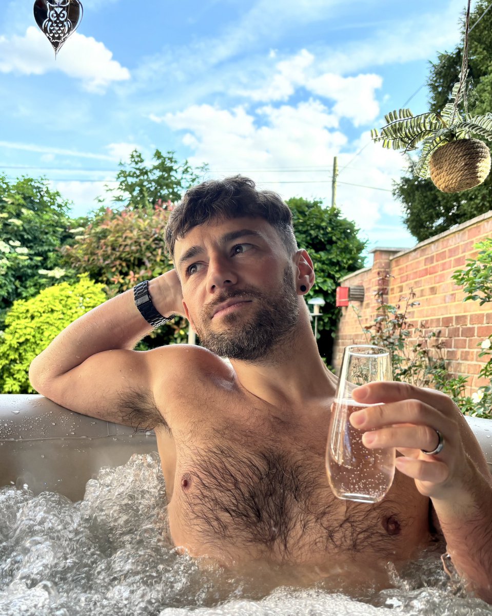 Robbie__jd's tweet photo. Hubby 🥵 https://t.co/kV7UjRhU9S