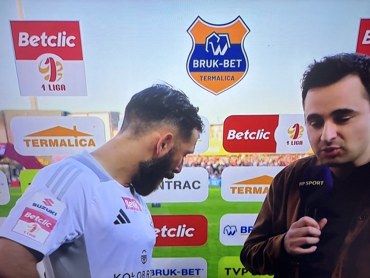 Kapitan Kotwicy, Tomasz Wełna, ze łzami w oczach:

- Stworzyliśmy niesamowitą drużynę. Mieliśmy znakomitą atmosferę. Mimo problemów organizacyjnych, w tych fatalnych warunkach… Nigdy nie byłem w takiej szatni.

(fot. tvp sport)