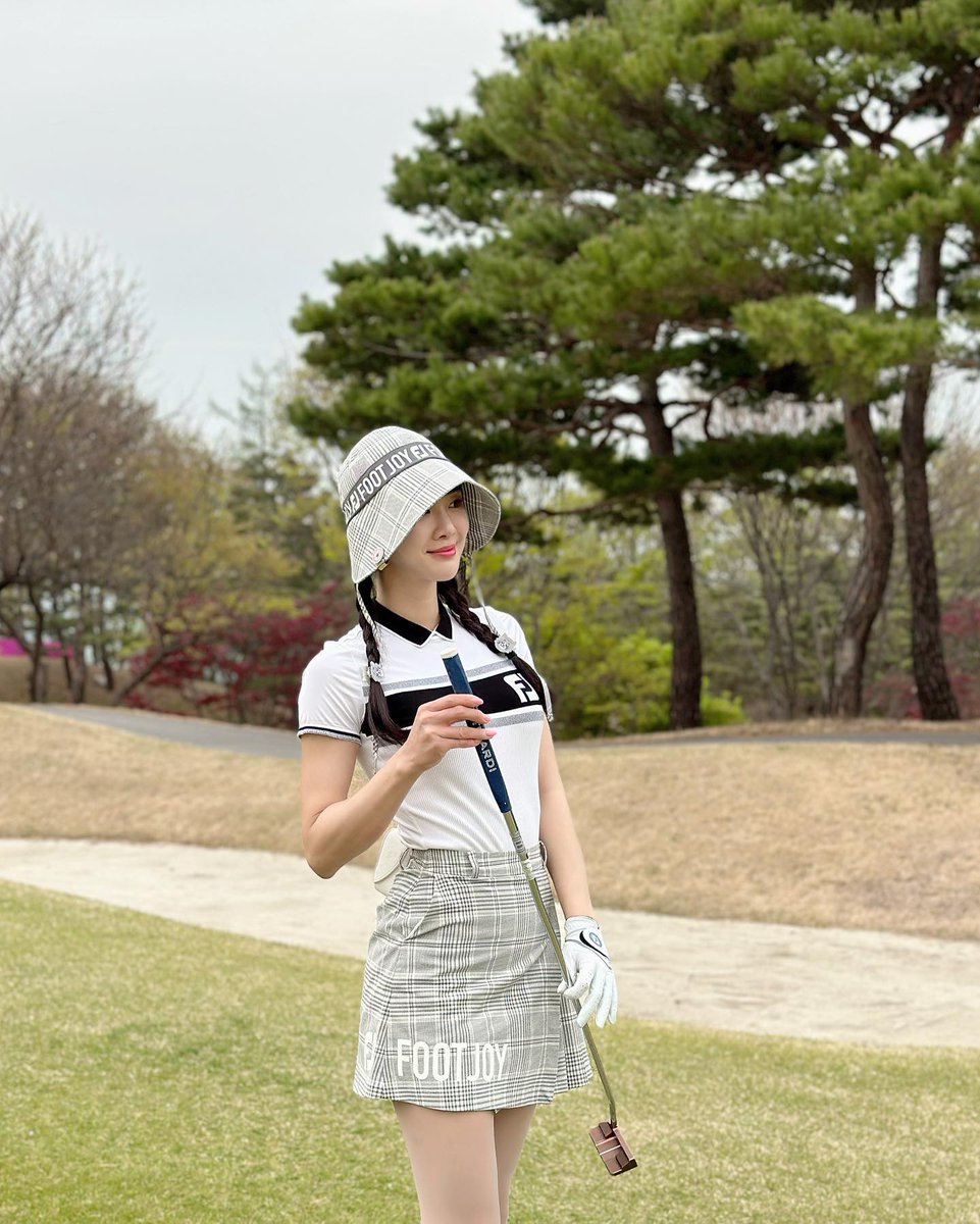 Eleanor3648's tweet image. Standing tall in timeless white, surrounded by nature&apos;s beauty. 🌼 #ChicAndSimple #NatureLover