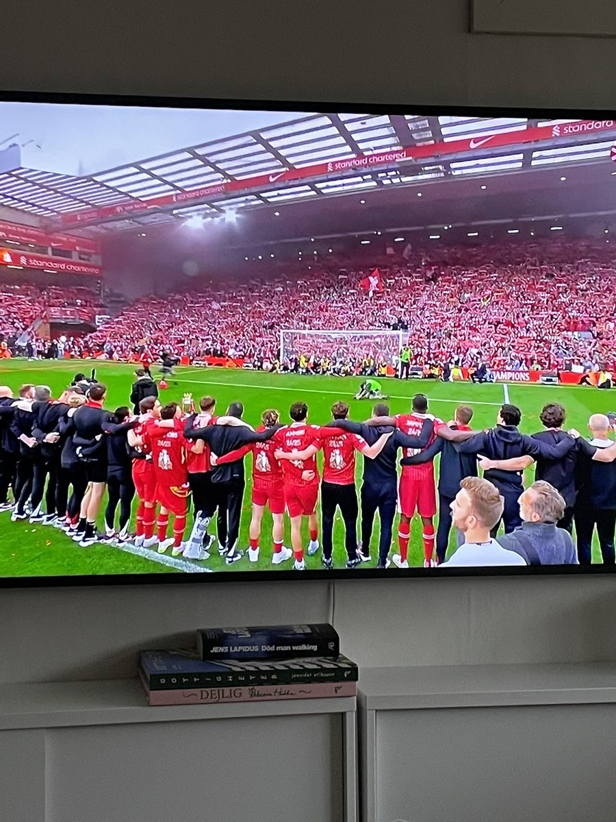 Otroligt! Inte ett endaste fan på planen och ett underbart firande!
Varför funkar det inte i Sverige?