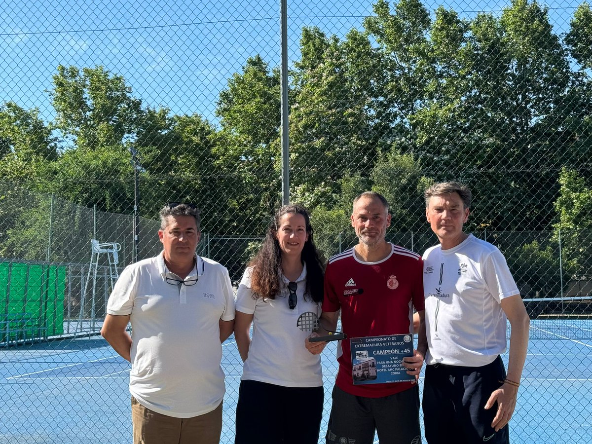 FedExtTenis's tweet image. Gana Rubén Gómez Nacarino a José Luis Albarrán 6-0 y 6-1 en la final del Campeonato de Extremadura de Veteranos para mayores de 45 que se ha disputado en @CCauria @jovendeportEXT @Ayto_de_Coria