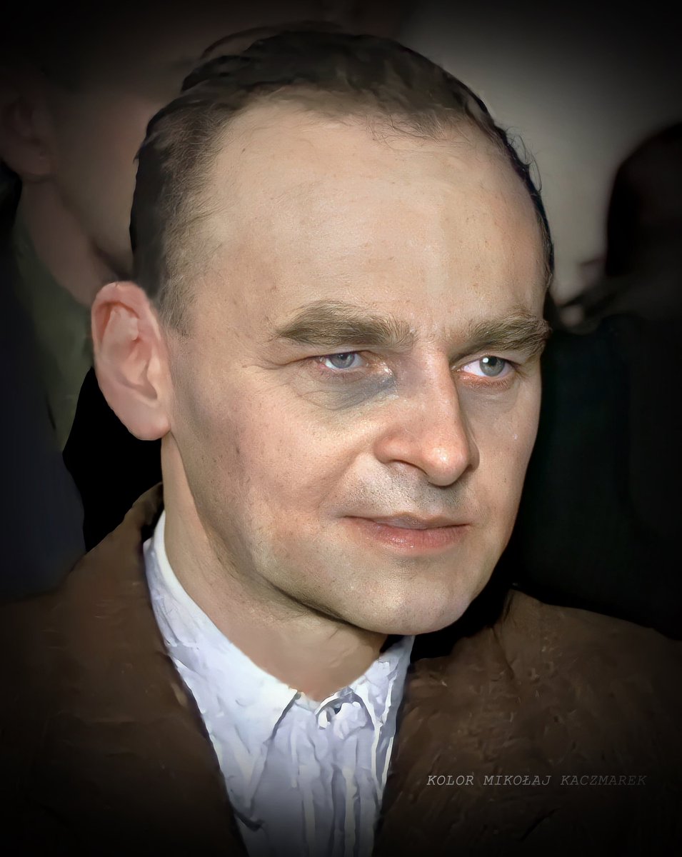 KolorHistorii's tweet photo. ⬛️25 maja 1948 – Warszawa, godziny wieczorne.
W podziemiach mokotowskiego więzienia 🇵🇱Rotmistrz Witold Pilecki zostaje zabity strzałem w tył głowy.
Nie przez Niemców. Nie przez Sowietów.
Przez „polski” komunistyczny aparat śmierci.
Najgorsze bestie.

Człowiek, który dobrowolnie poszedł do Auschwitz, żeby tworzyć tam ruch oporu i wysyłać raporty o niemieckich zbrodniach, po wojnie został uznany za wroga ludu.

Torturowano go przez wiele miesięcy. Łamano ciało. Próbowano złamać ducha – bez skutku.

Na procesie powiedział:
„Starałem się żyć tak, abym w godzinie śmierci mógł się raczej cieszyć niż lękać.”

Nie dano mu nawet grobu. Do dzi�� nie wiadomo, gdzie go zakopano.

Chodzi o pamięć.
O prawdę.
O to, byśmy nigdy nie przestali mówić głośno, kim był ten człowiek i jak go potraktowano.

🇵🇱Cześć i chwała rotmistrzowi Witoldowi Pileckiemu!
Zapomnienie byłoby jego drugą śmiercią.