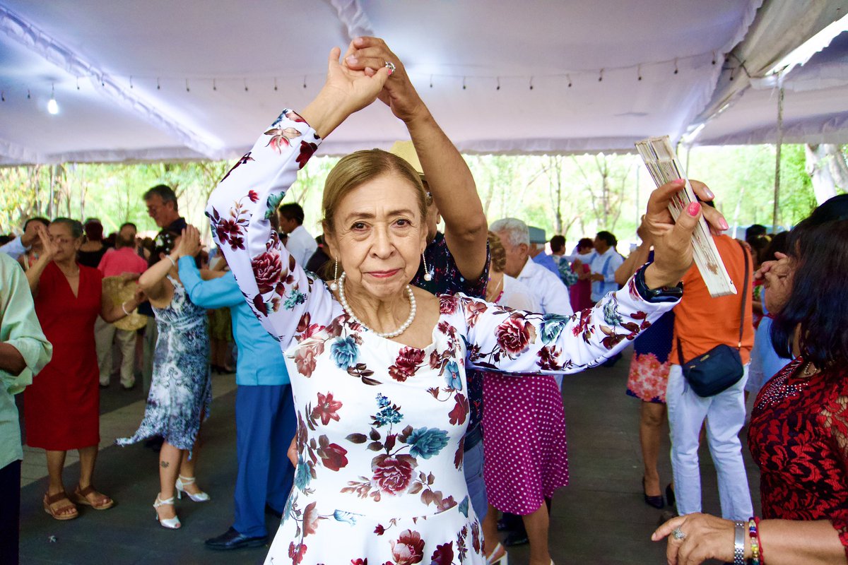 arturoordaz_'s tweet photo. Ayer fui a tomar fotos al maratón de danzón en la #AlamedaSur y estas fueron mis favoritas. Más de 2,000 personas bailando danzón. ❤️ https://t.co/EC8nbkzFHO