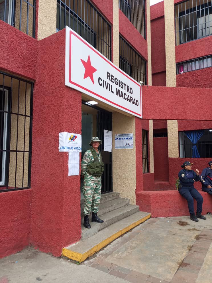 ConVzlaComando's tweet photo. ¡CARACAS NO OBEDECE!

Así se encuentran los centros electorales en la capital del país. 

Esto es el reflejo de toda Venezuela que dice: ¡#YoYaVotéEl28J! https://t.co/h94mxOCGGN