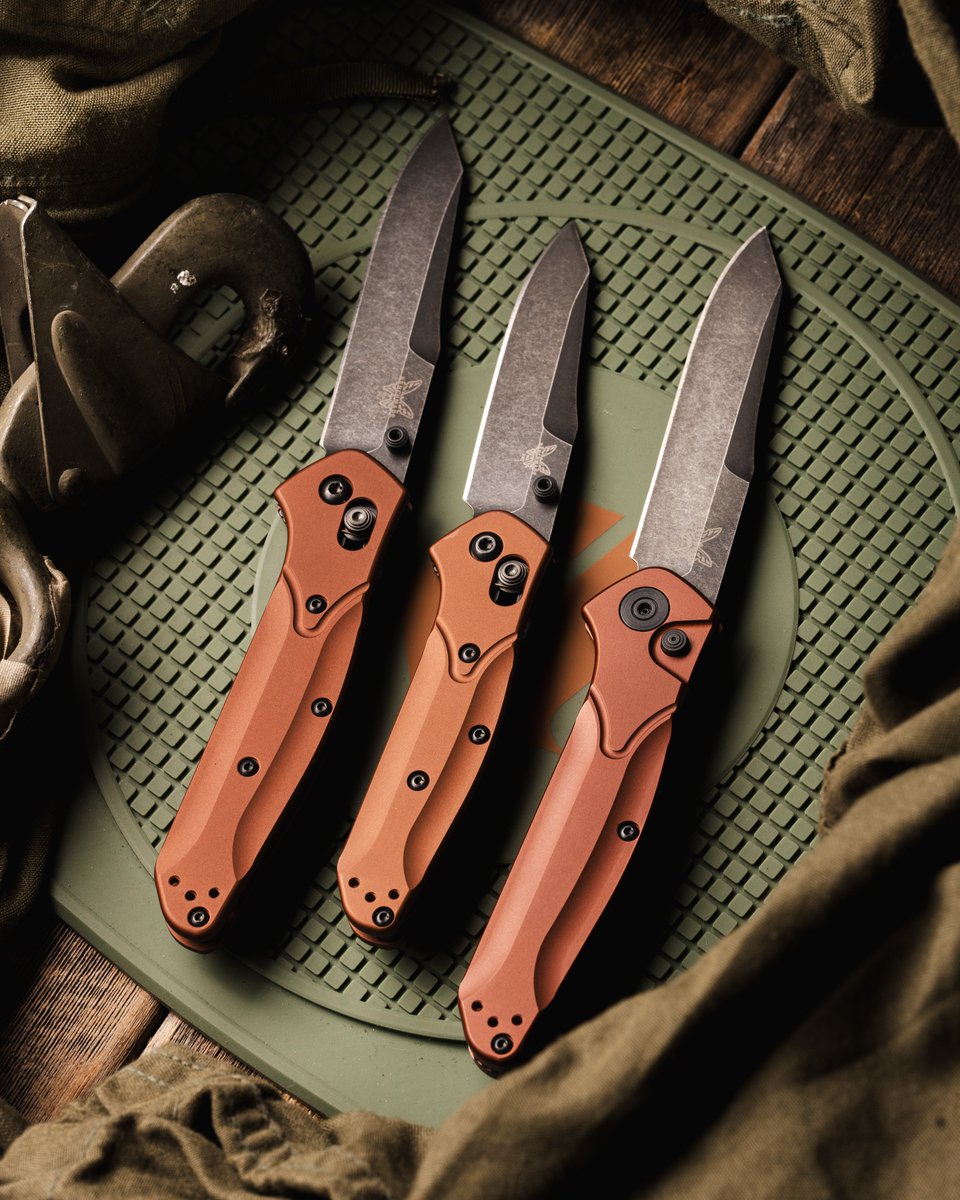 BladeHQ's tweet photo. Copper + @BenchmadeKnives = 🔥

This Osborne lineup is so lit it's burnt (in the best ways).

➤ 940 | 945 Mini | 9400 Auto

All in MagnaCut with burnt copper aluminum scales.

It's hard not love. 
https://t.co/4AJLNs87nb https://t.co/W6OyUx8duu