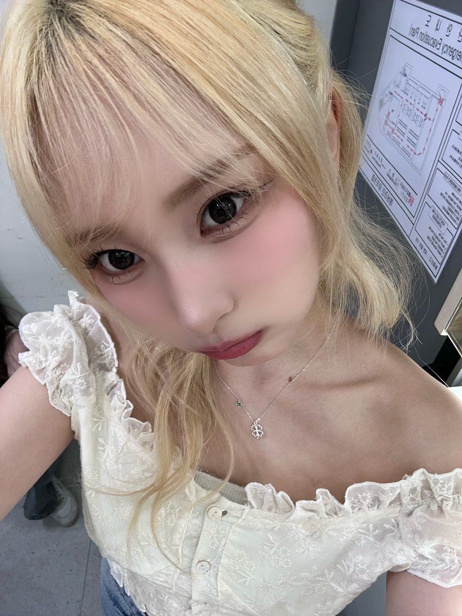 pluffy404cloud's tweet image. 반묶음이 퍼컬인 여자 진짜루 조타고.