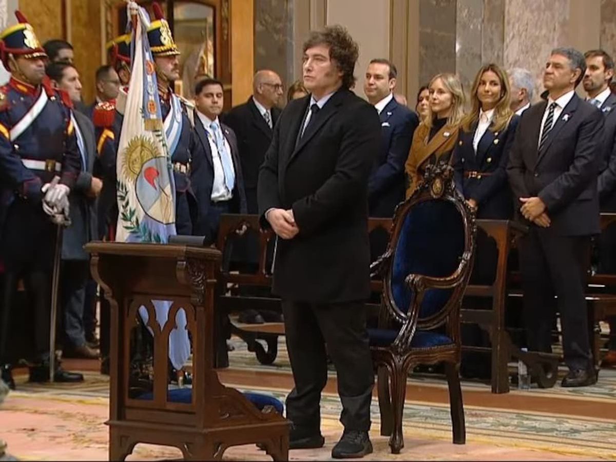De zapatillas y sin escarapela.

En la escuela te mandaban de vuelta a tu casa.