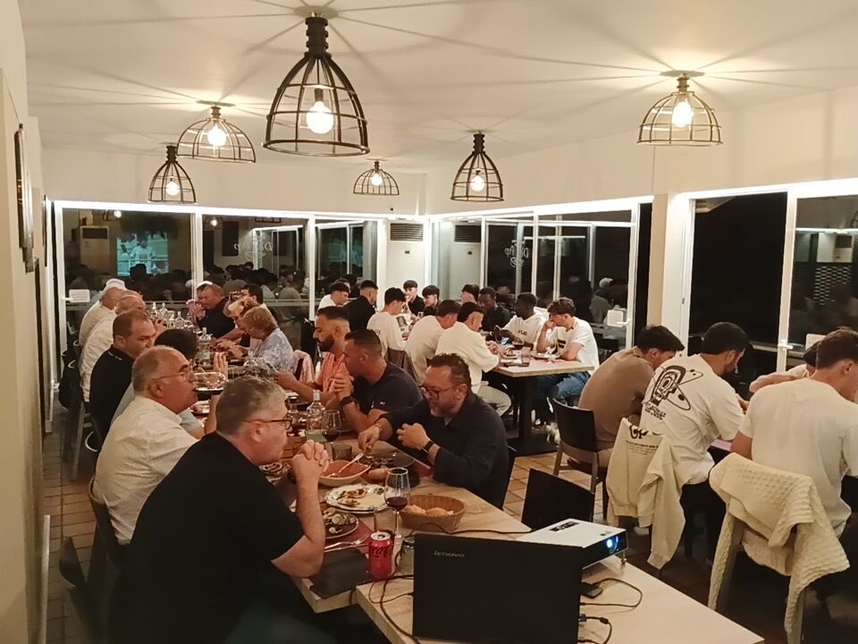 pepefuar's tweet photo. ¡Cerramos la temporada a lo grande con la cena de la UE Cangibert!  Una noche llena de risas, compañerismo y momentos inolvidables. Gracias a todos los que hicieron posible este año increíble. ¡Seguimos creciendo juntos! #FamiliaCangibert https://t.co/w0qeFLPeHF