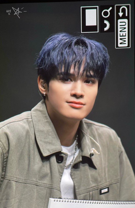 byoungmidam's tweet photo. does jay's hair know what shade of blue it wants to be https://t.co/mwzDxB7I0a