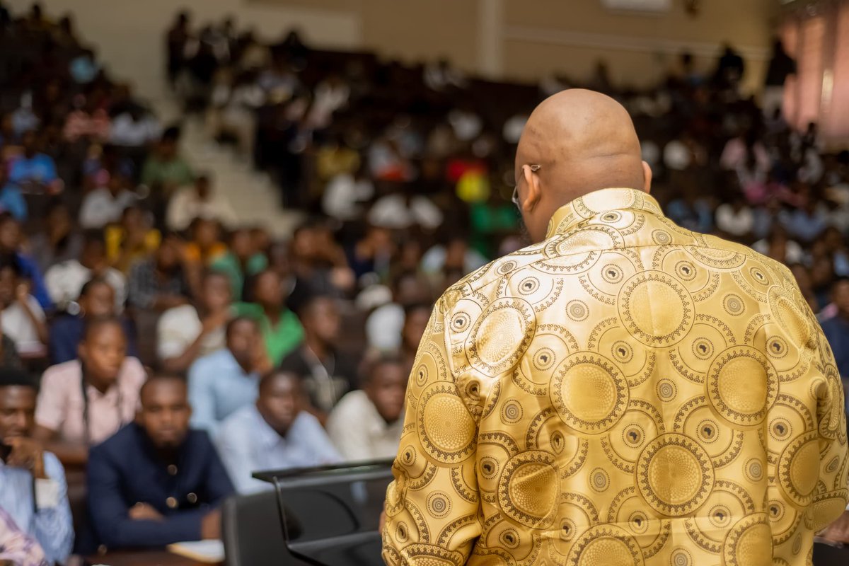 Junior MUABILU devant les étudiants de l'Unikin. Le DG de FIVE M a enseigné l'entrepreunariat ce samedi 24 Mai à Kinshasa. 

Devant plus de 5000 participants, Junior MUABILU est revenu longuement sur les stratégies à mettre en place pour réussir dans les Business.

Pour lui, il